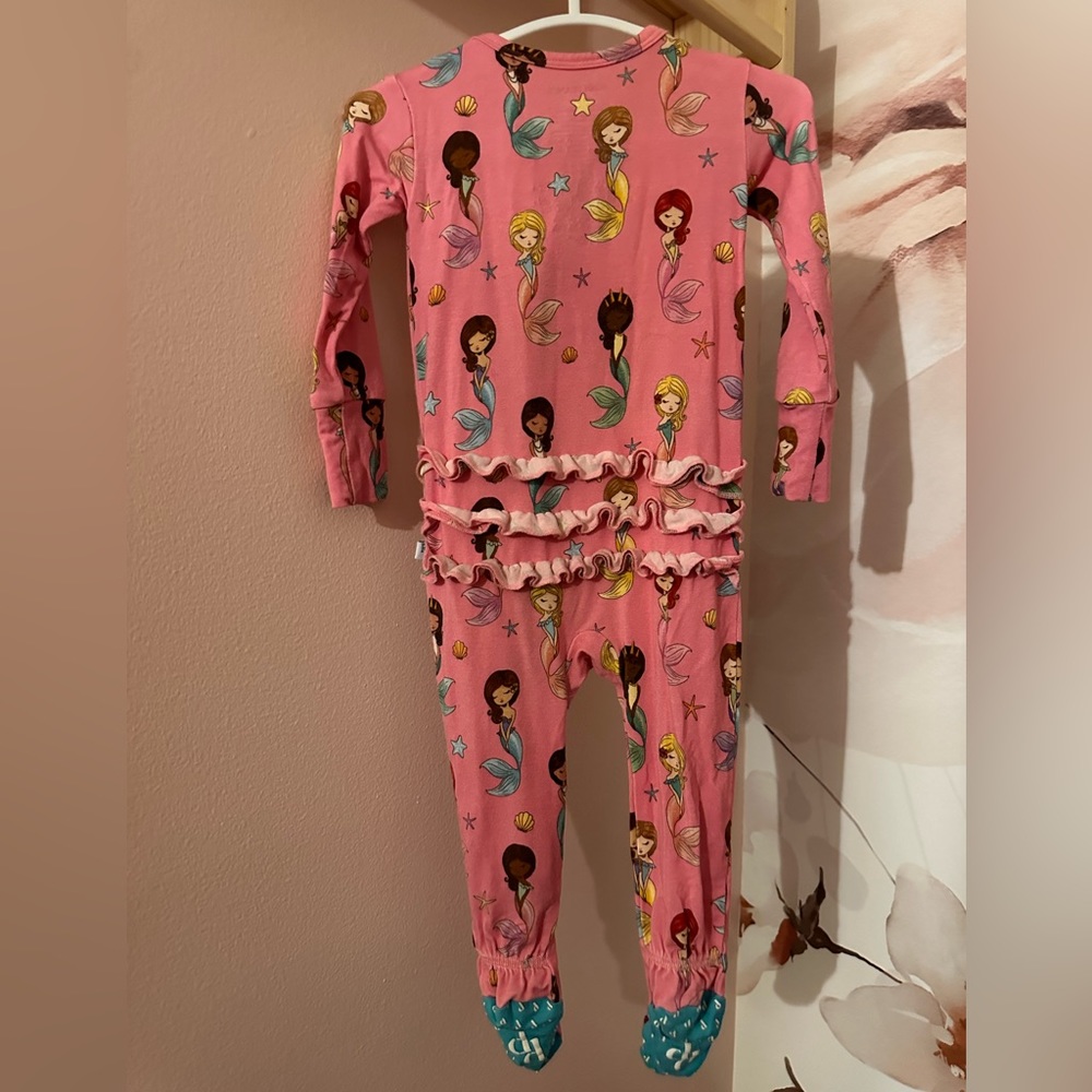 Posh Peanut | Pink Mermaids Ruffle Footie (3-6 months) 🧜♀️ - Picture 3 of 4